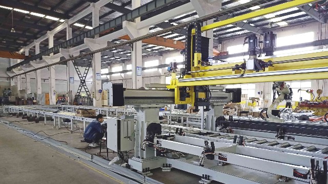 龍門吊上梁、立柱機(jī)器人弧焊流水線